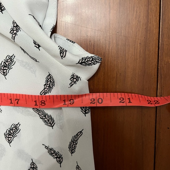 🕊 fun2fun Feather Print Blouse – Women’s Small | White & Black - Picture 4 of 5